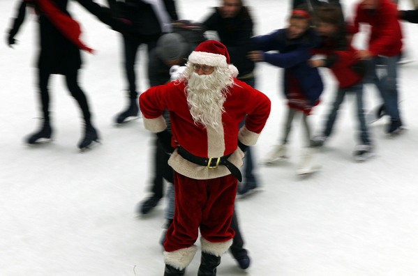 Ông già Noel truợt patin